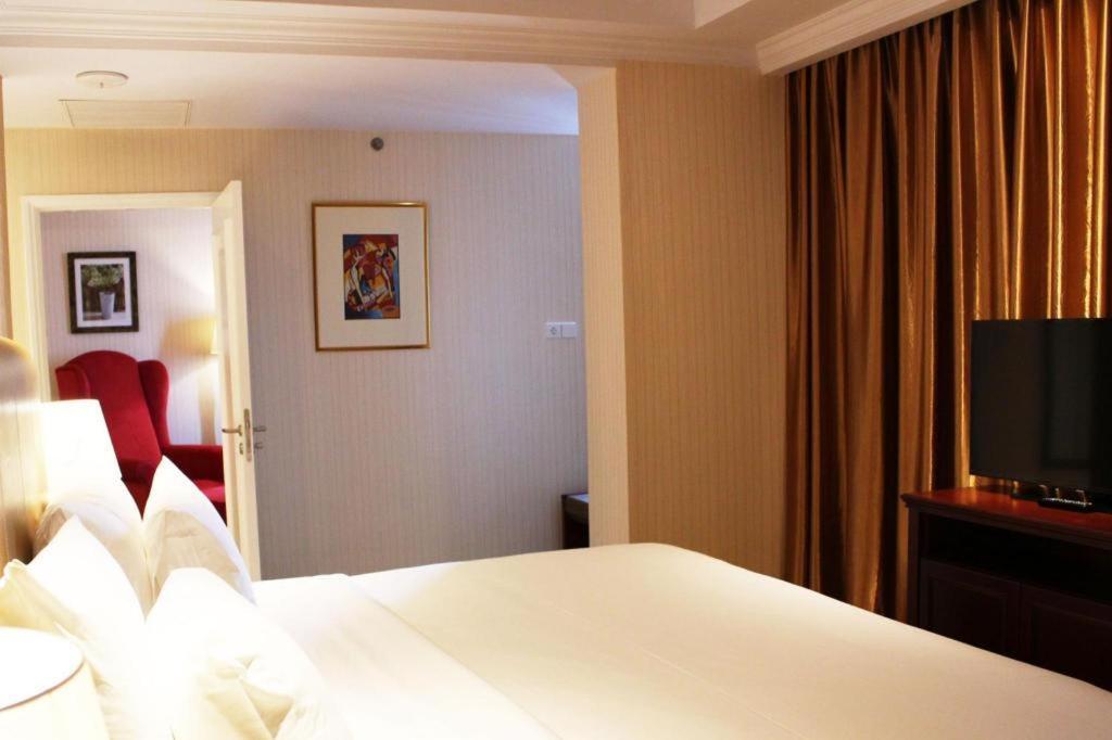 Adimulia Hotel Μεντάν Εξωτερικό φωτογραφία